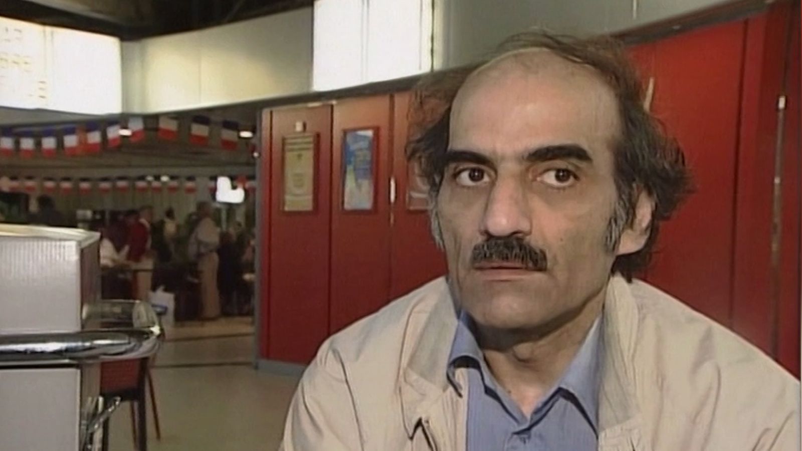 Iranilainen pakolainen Mehran Karimi Nasseri (sir Alfred Mehranin) tuli maailmankuuluksi asuttuaan ranskalaisella Charles de Gaullen lentokontällä 18 vuotta.