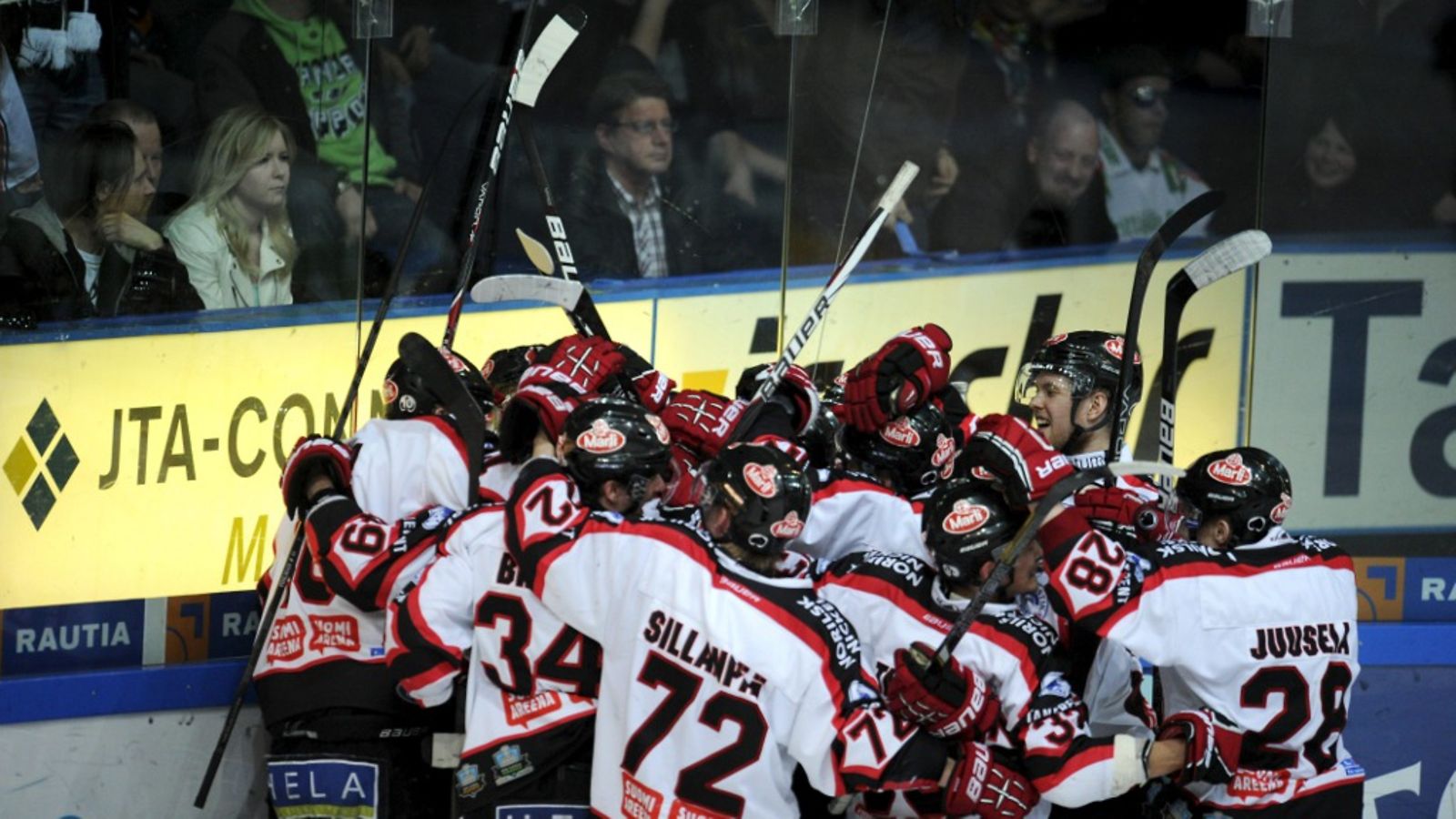 Ässät tuulettaa voittoaan SM-liigan 5. finaaliottelussa Tampereella 22. huhtikuuta 2013. Ässät voitti Tapparan 2-1 3. jatko-ajalla ja johtaa voitoin 3-2. Ratkaisumaalin viimeisteli Veli-Matti Savinainen.