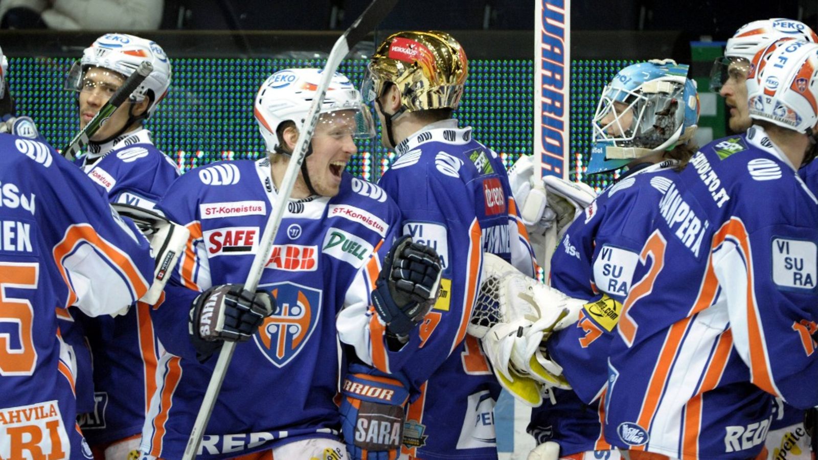 Tapparan pelaajat juhlivat voitettuaan Lukon jatkoajalla jääkiekon SM-liigan 1. välieräottelussa Tampereella 1. huhtikuuta 2013.