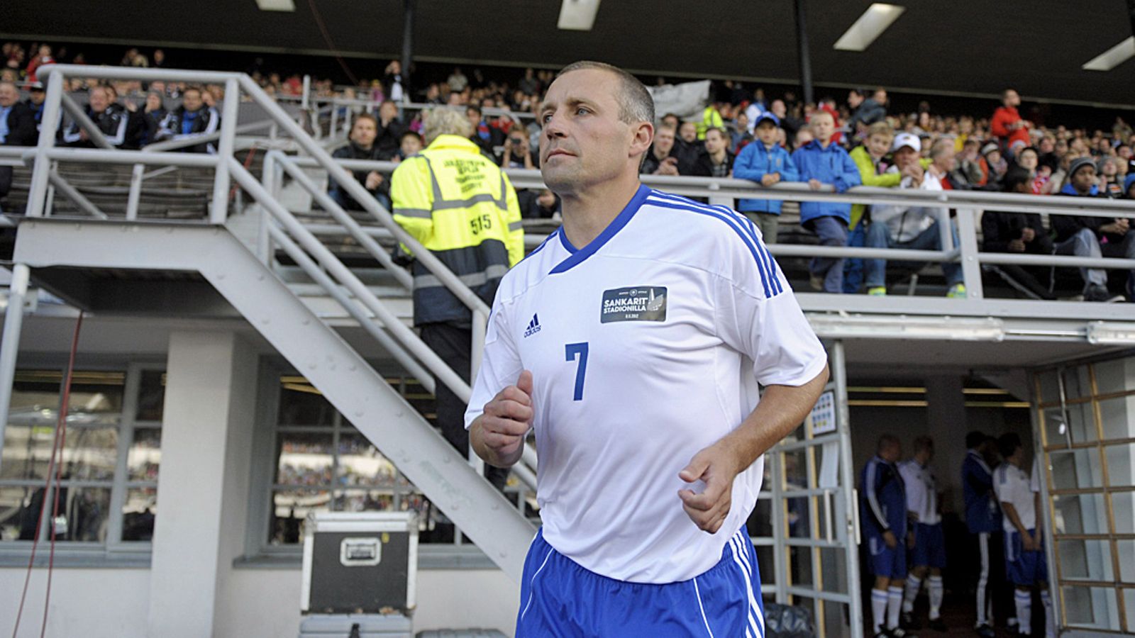 Mika Nurmela puki Suomi-paidan päälleen syyskuun 2012 Respect-tapahtumassa.