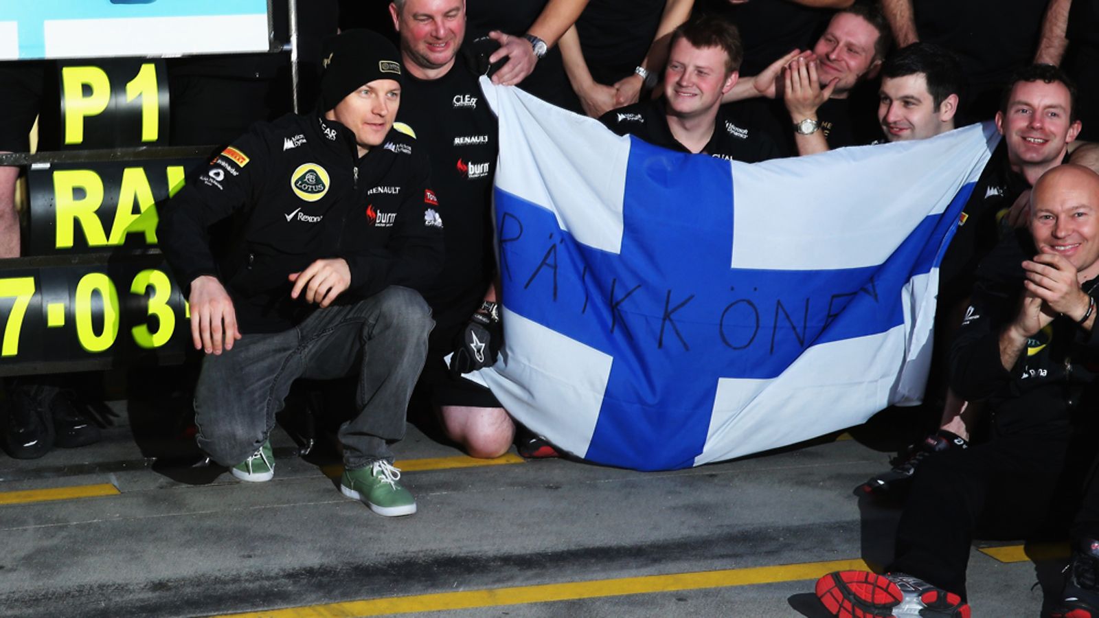 Lotus-väki juhlii Räikkösen voittoa