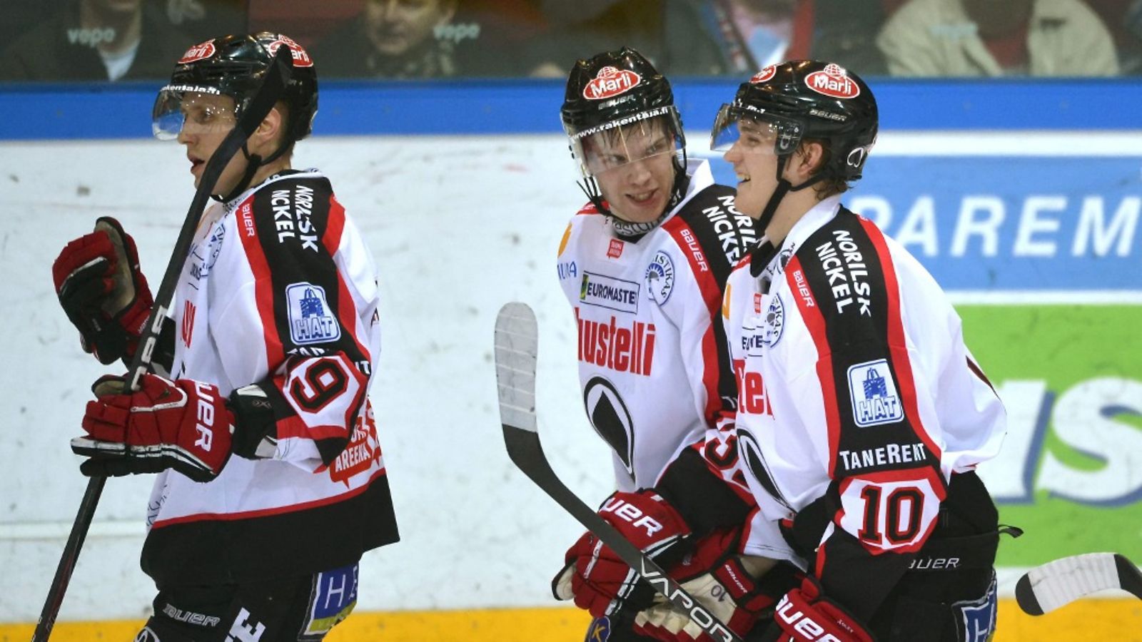 Ässien Veli-Matti Savinainen (vas.), Mika Niemi ja Joel Armia juhlivat Armian tekemää 0-1-maalia jääkiekon SM-liigan ottelussa HIFK - Ässät Helsingissä 28. helmikuuta 2013.