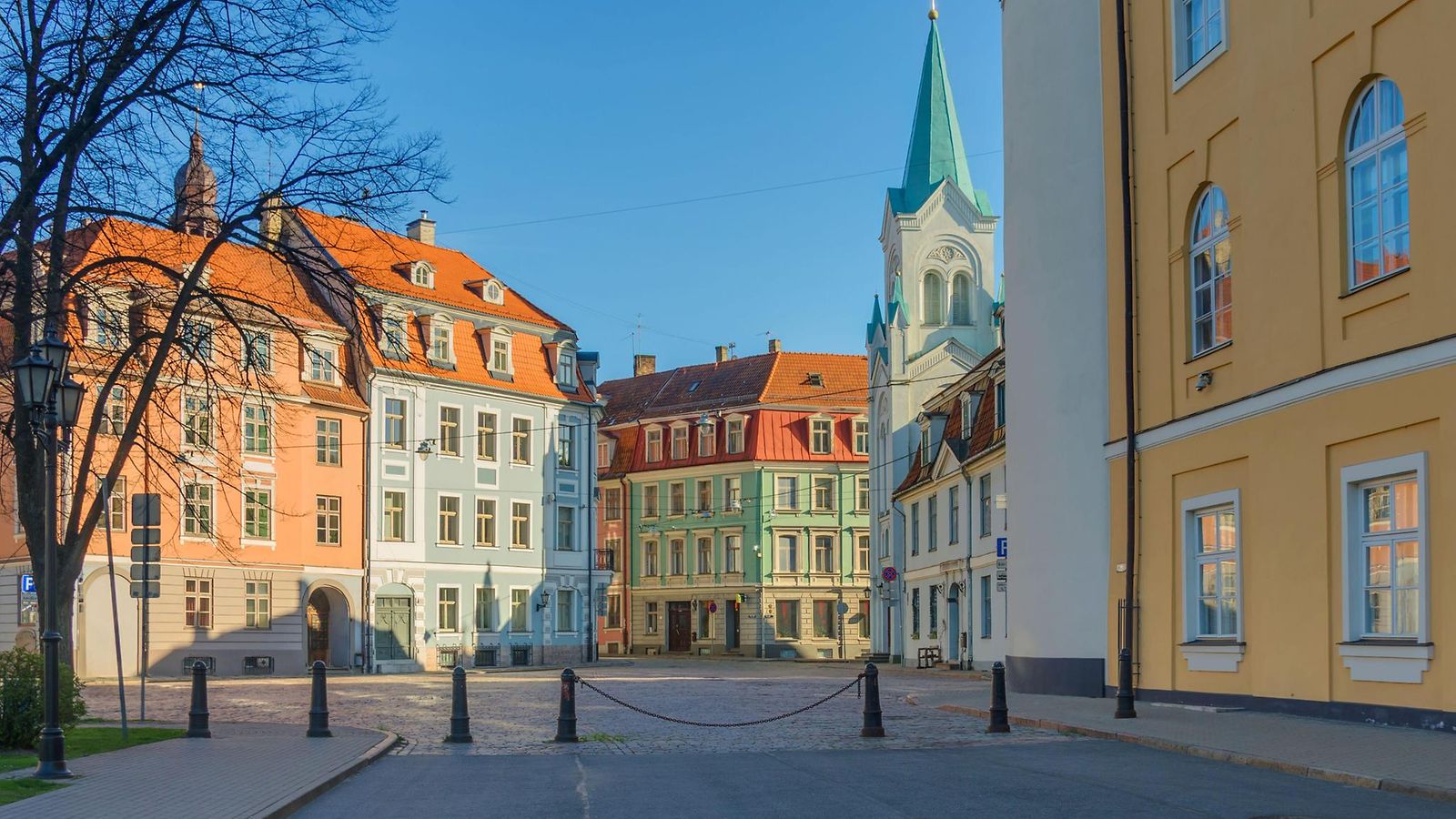Latvia korona AOP
