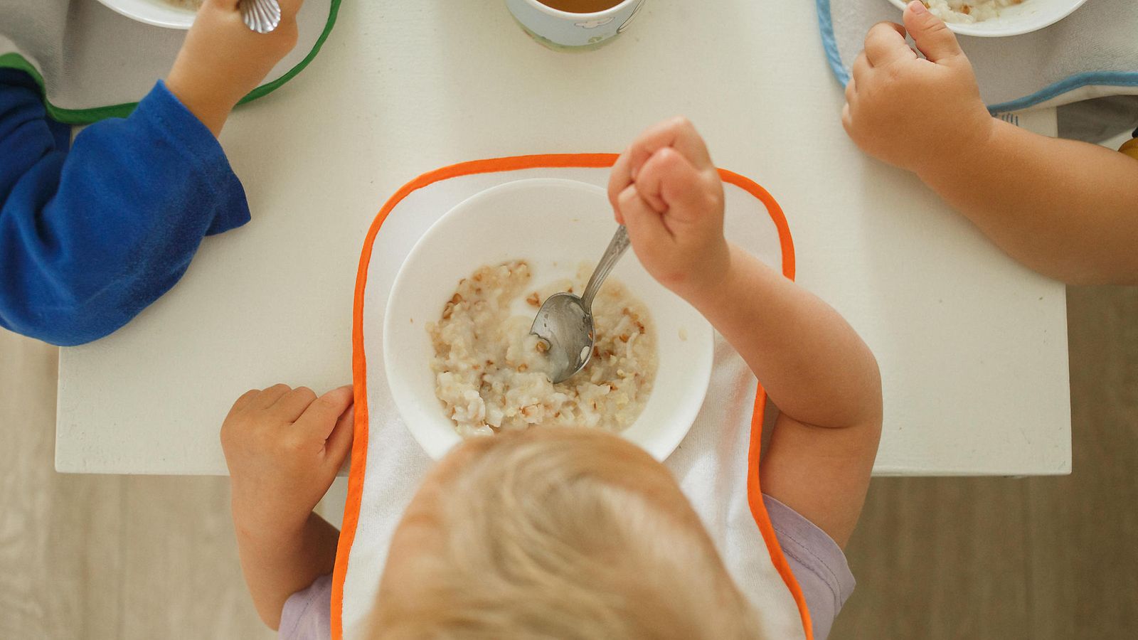 lapset päiväkoti ruokailu