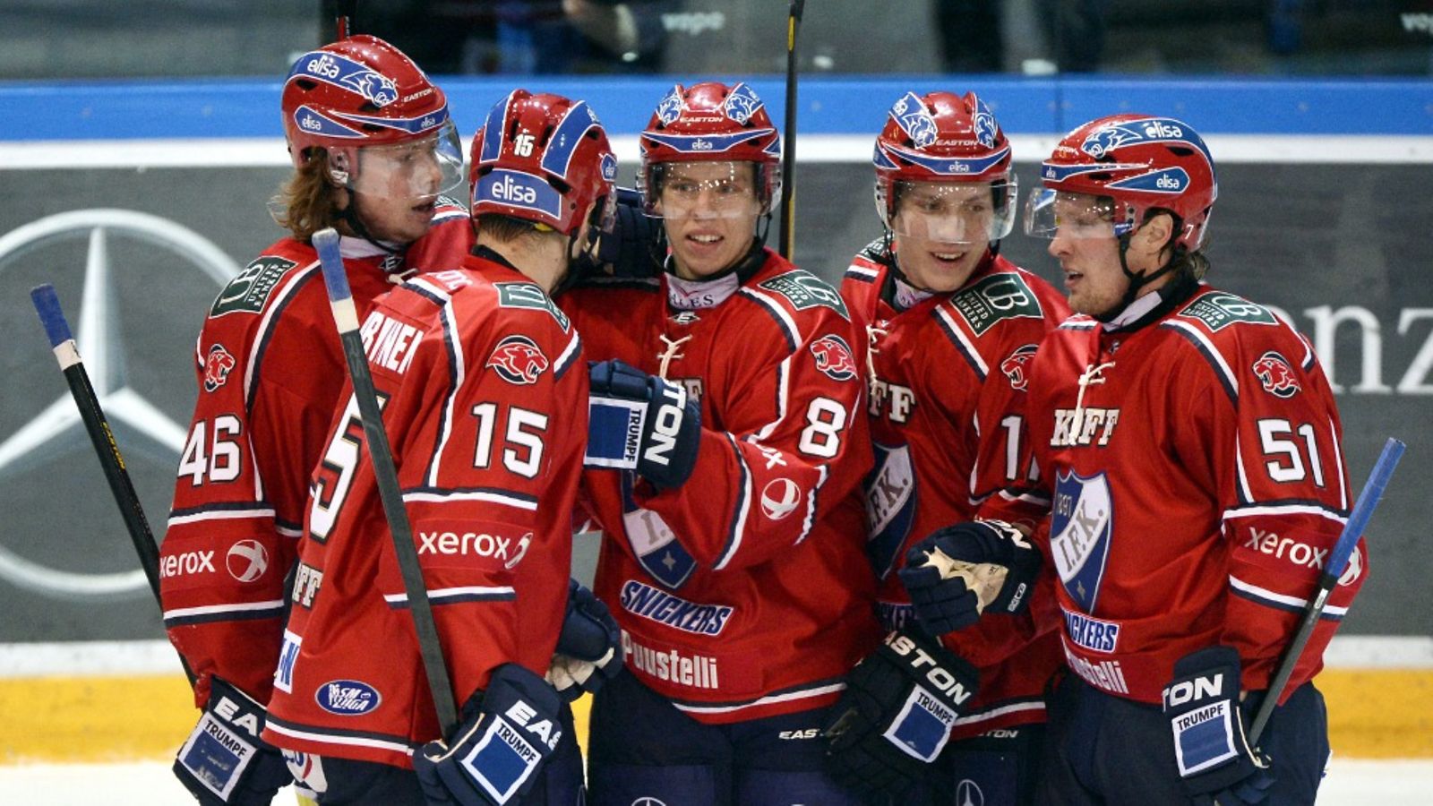 HIFK:n Ville Varakas (kesk.) saa onnittelut tehtyään HIFK:lle 2-0 toisessa erässä jääkiekon SM-liigan ottelussa HIFK vs SaiPa 24. tammikuuta 2013 Helsingissä.