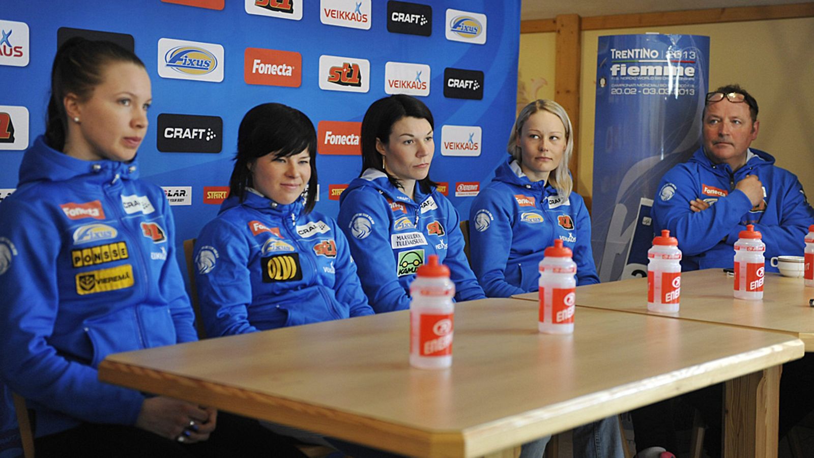 Suomen naisten sprinttihiihtäjät Kerttu Niskanen (vas), Krista Lähteenmäki, Mona-Liisa Malvalehto, Anne Kyllönen sekä päävalmentaja Magnar Dalen Suomen joukkueen tiedotustilaisuudessa Val di Fiemmessä keskiviikkona.