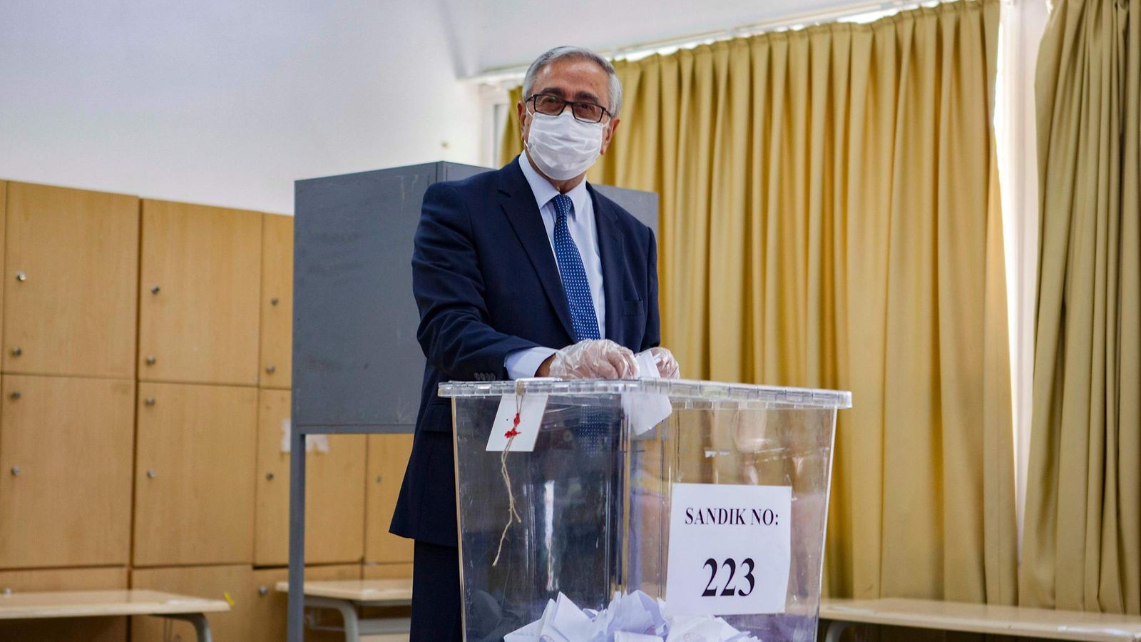 lehtikuva Mustafa Akinci