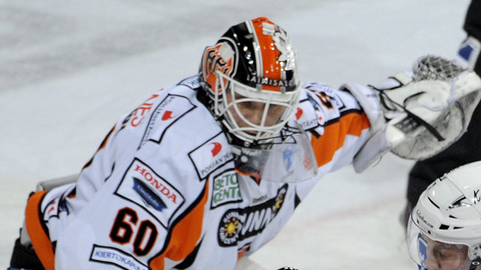 Mika Järvinen torjuu Leijonien maalilla.
