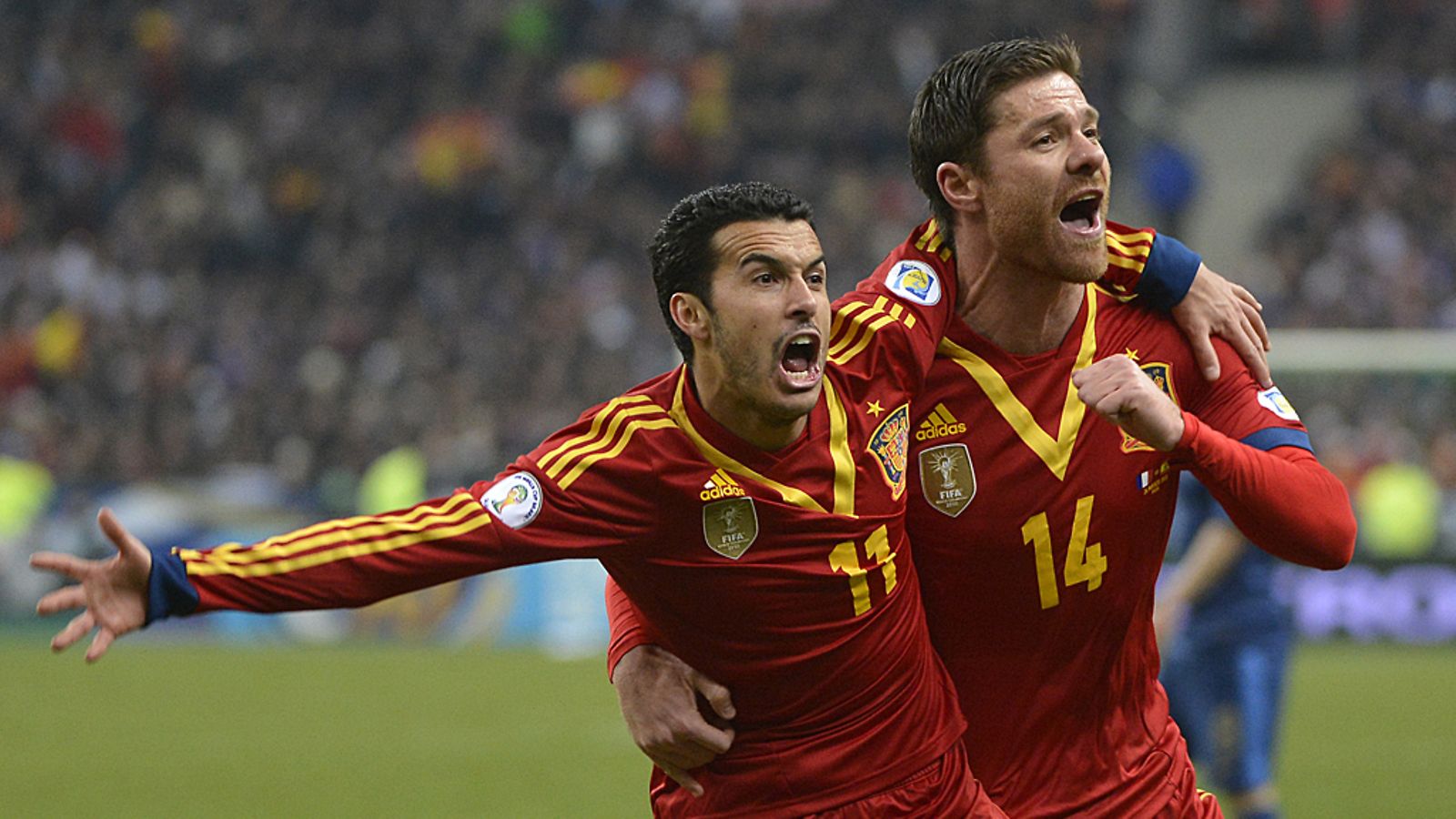 Pedro ja Xabi Alonso Espanjan voittomaalin jälkeen.