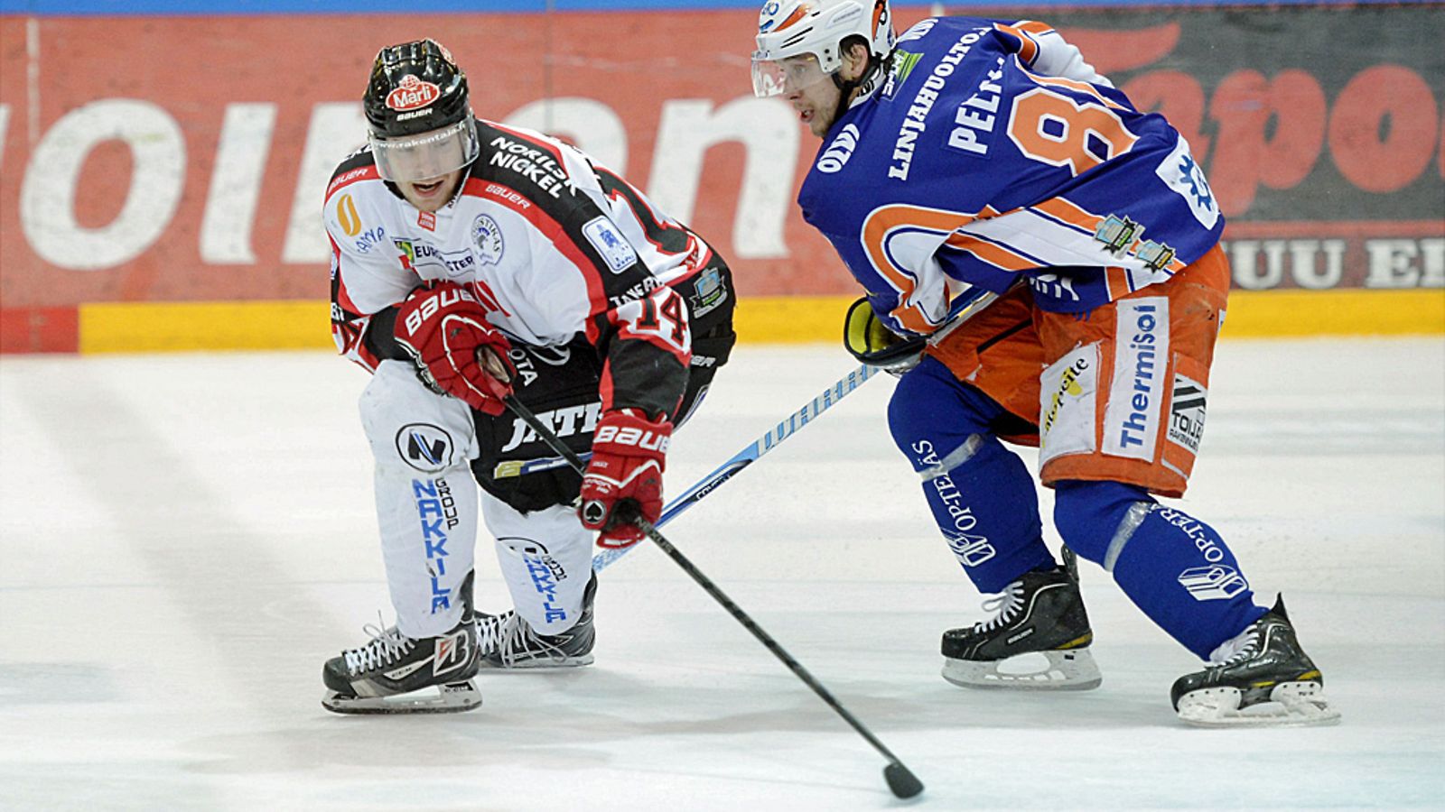 Sami Lähteenmäki (vas.) vastaan Jukka Peltola.