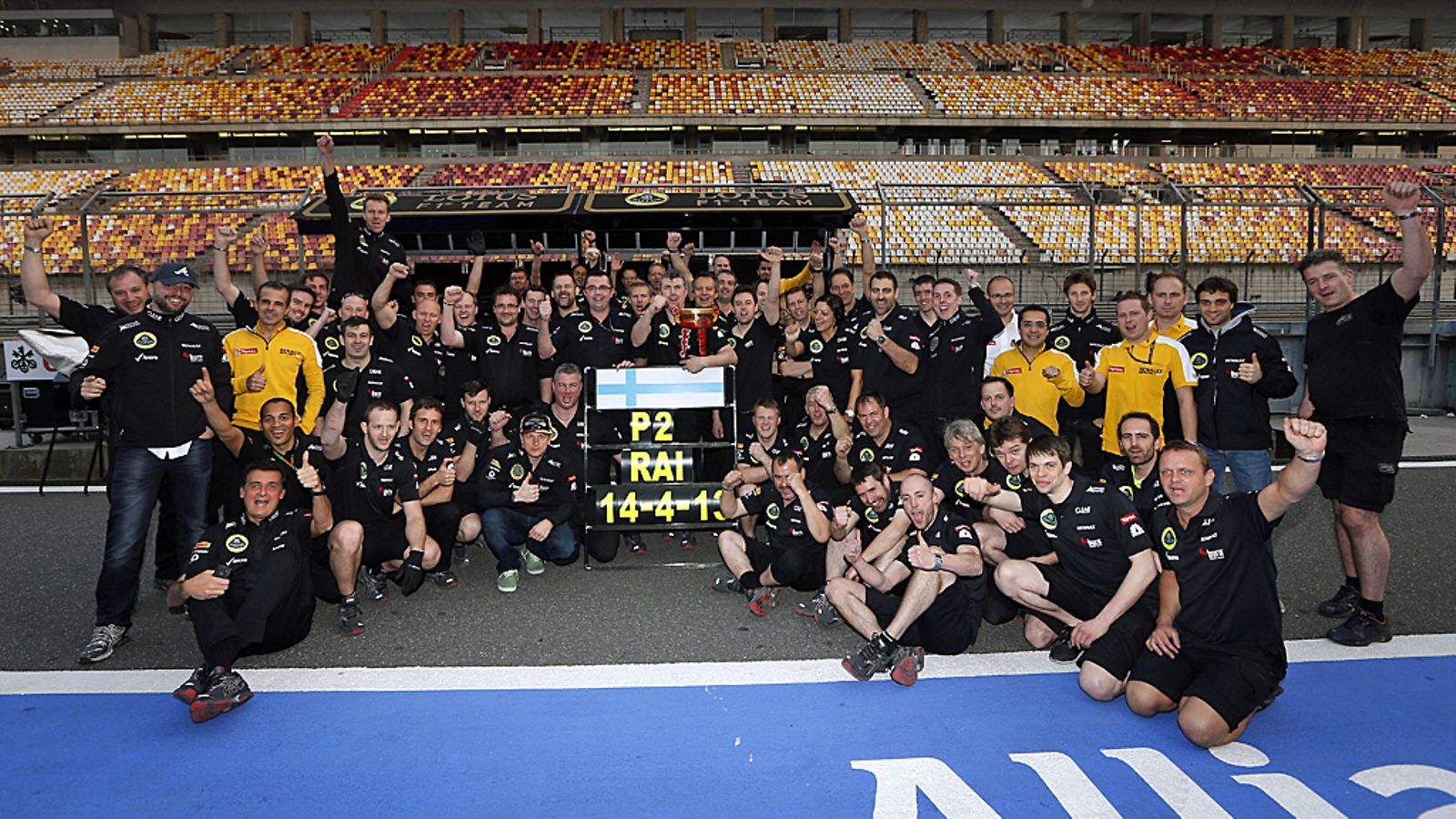 Lotus-talli juhli Kiinan GP:n jälkeen Räikkösen kakkossijaa.