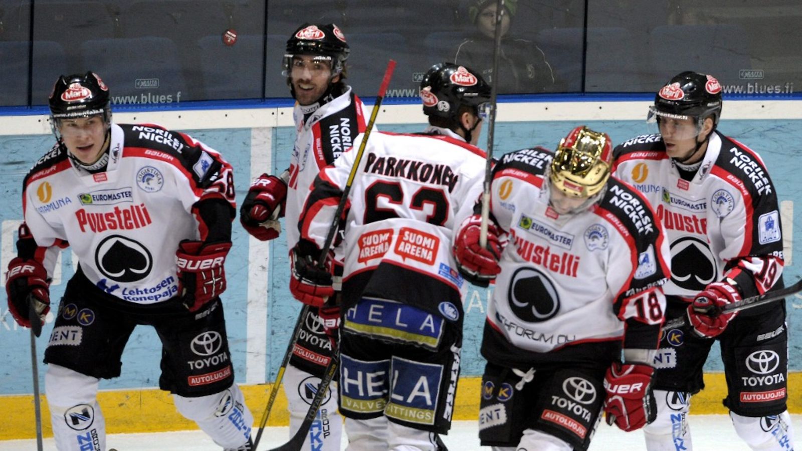 Ässät tasoittaa 2-2 jääkiekon SM-liigan ottelussa Espoossa 5. tammikuuta 2013. Oikealla maalin tekijä Veli-Matti Savinainen, kyltäkypäräinen syöttäjä Stephen Dixon, Patrik Parkkonen (kesk.) ja Michael Ryan sekä Jyri Marttinen (vas.).