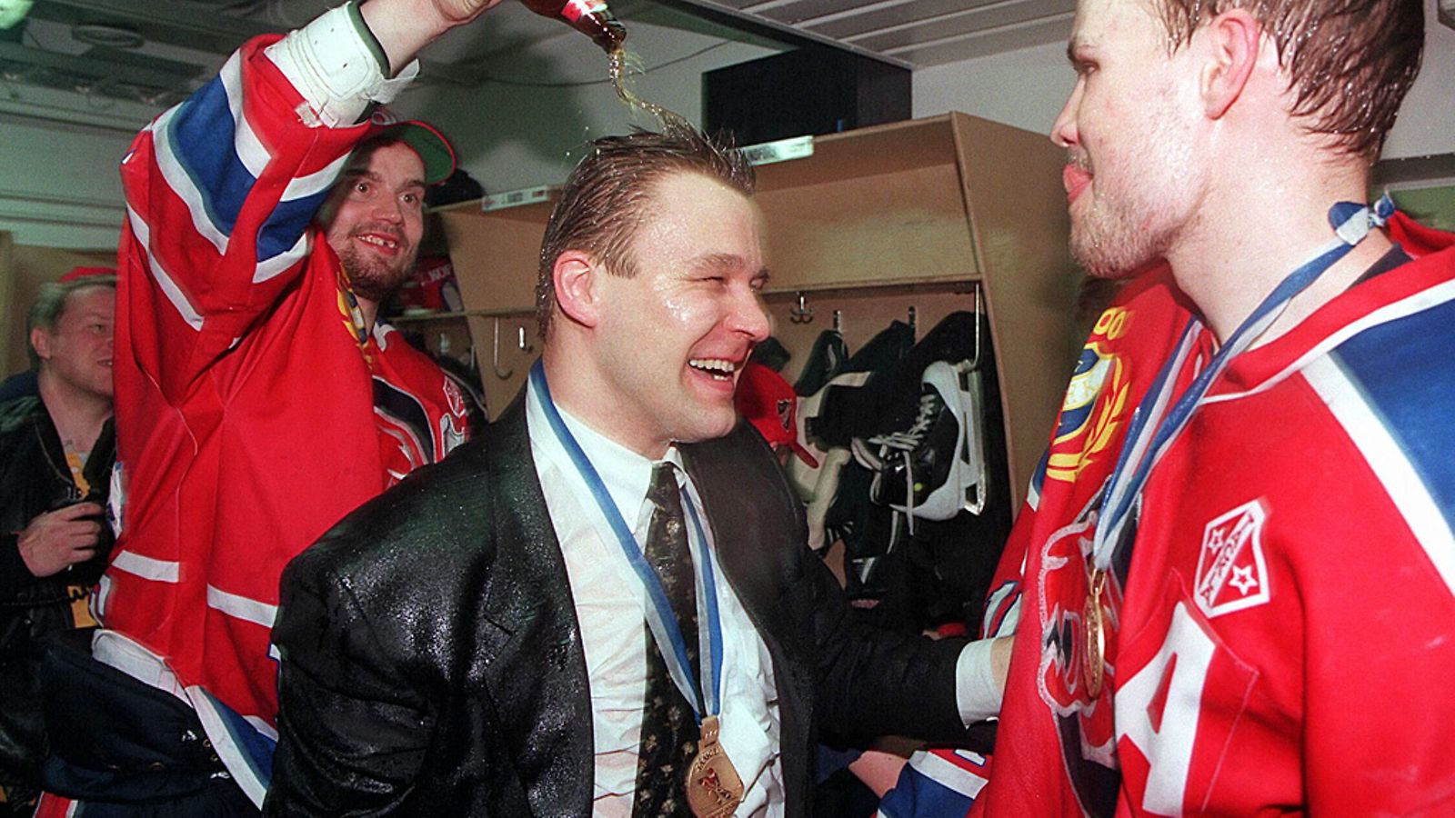 Raimo Summanen juhli HIFK:n kanssa SM-kultaa vuonna 1998.
