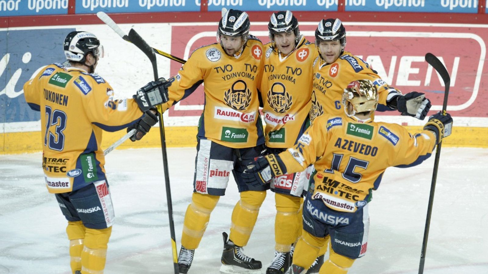Lukon Jerry Ahtola (2.vas.) kaventaa pelin 3-2 numeroihin jääkiekon SM-liigan 3. puolivälieräottelussa Jokerit - Lukko, Helsingissä, 23. maaliskuuta 2013.