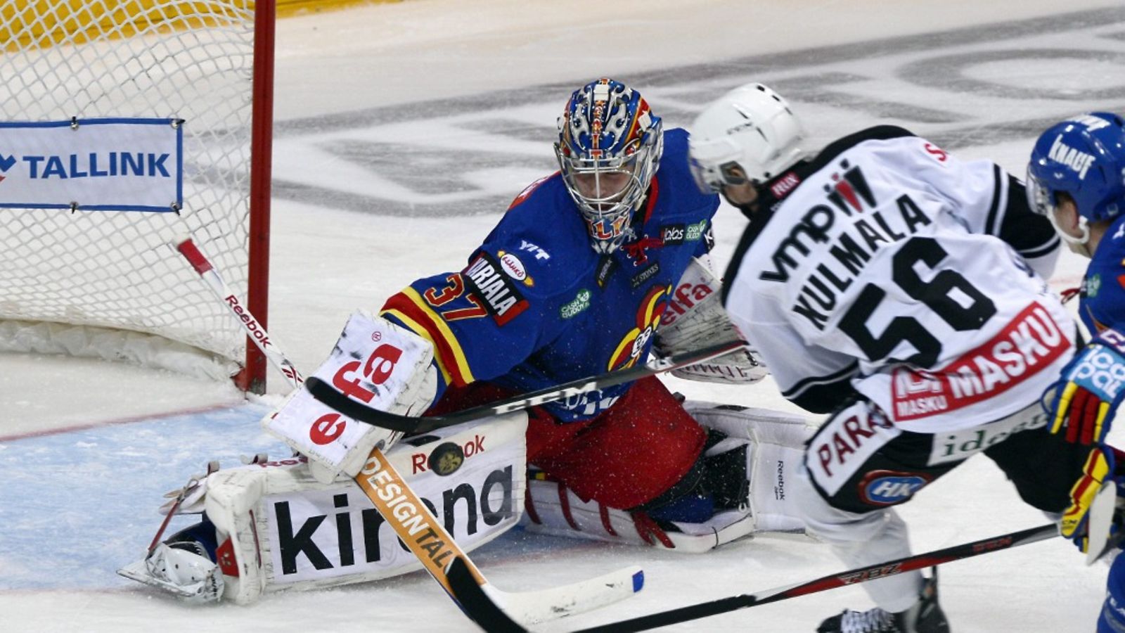 TPS:n Rasmus Kulmala laukoo, mutta Jokereiden maalivahti Eero Kilpeläinen torjuu jääkiekon SM-liigan ottelussa Jokerit vs TPS Helsingissä perjantaina 21. syyskuuta 2012.