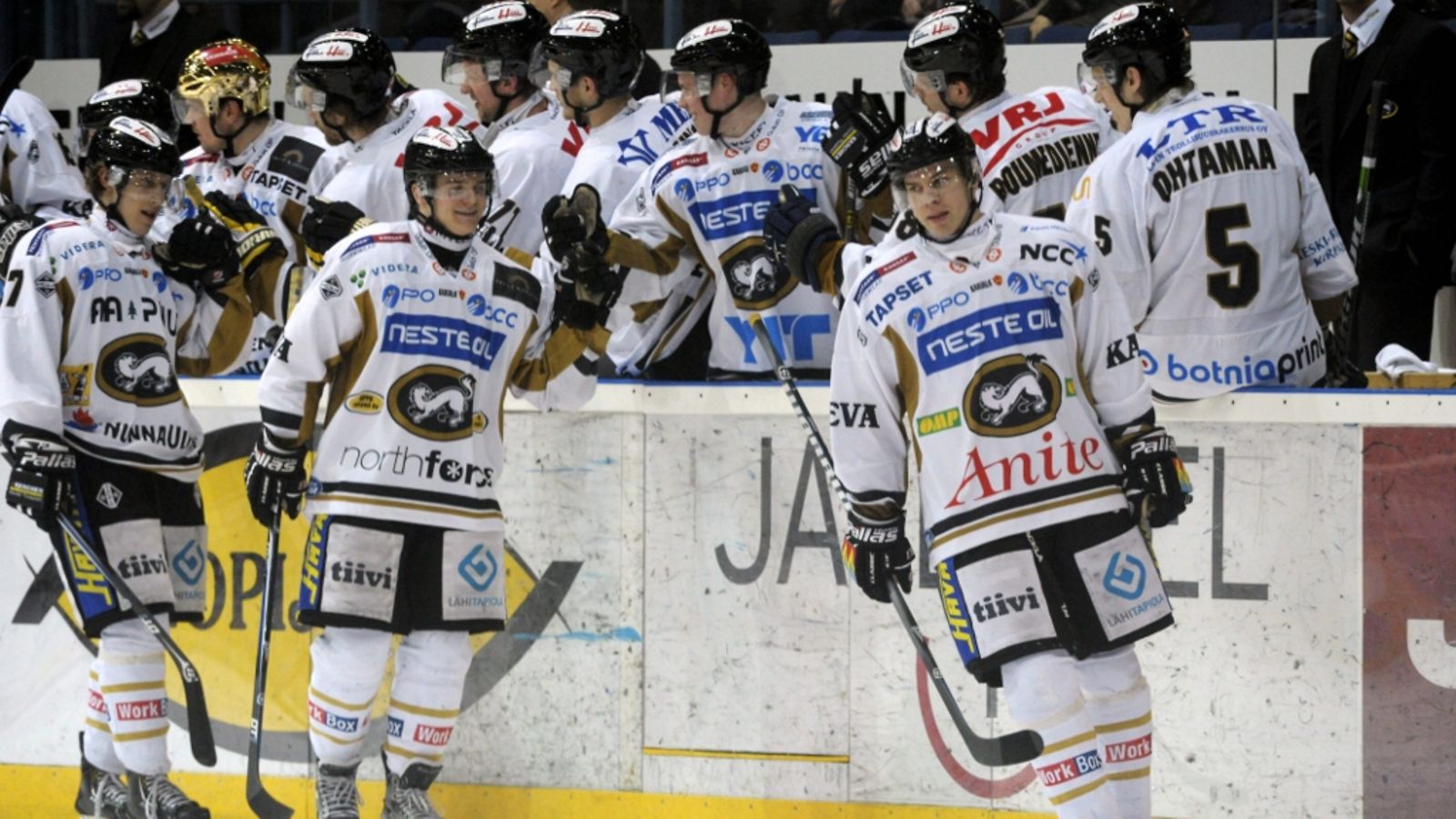 Kärppien pelaajat juhlivat, kun Joonas Donskoi (oik.) on tehnyt Kärppien neljännen maalin jääkiekon SM-liigan ottelussa Blues vs Kärpät Espoossa 12. helmikuuta 2013.