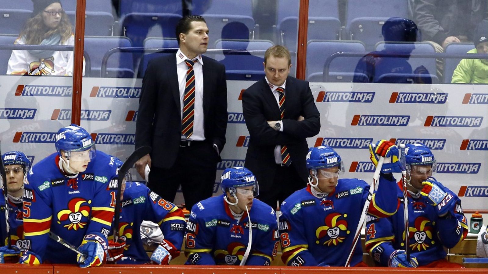 Jokereiden valmentajakaksikko Tomek Valtonen ja Tomi Lämsä vaihtoaitiossa jääkiekon SM-liigan ottelussa Jokerit-KalPa Helsingissä keskiviikkona 5. joulukuuta 2012.