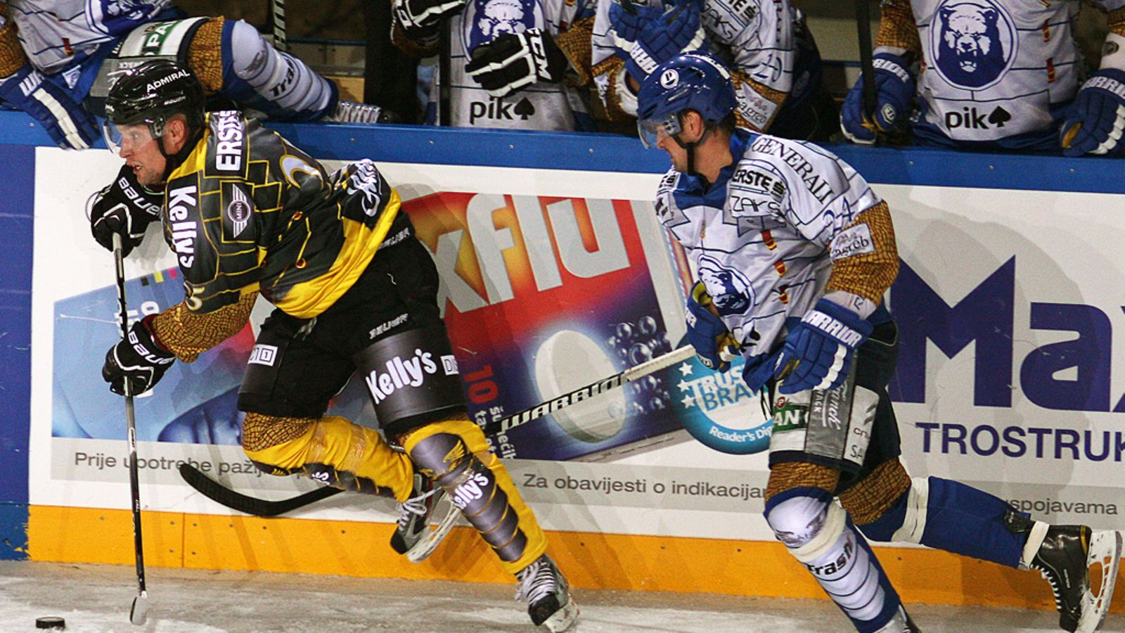 Adam Naglichin (oik.) Medvescak isännöi Wien Capitalsia syyskuussa 2012.