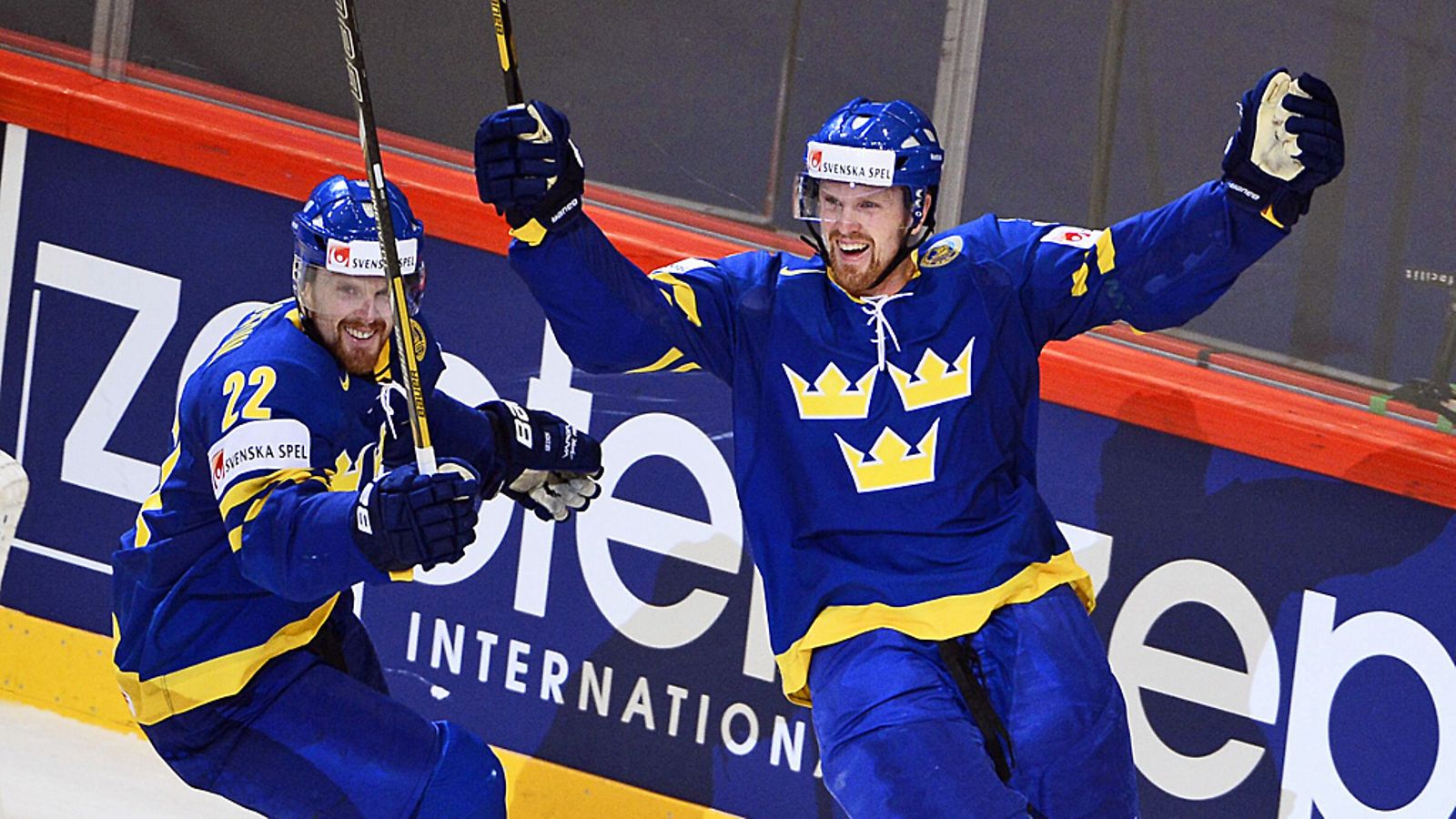 Daniel (vas.) ja Henrik Sedin.