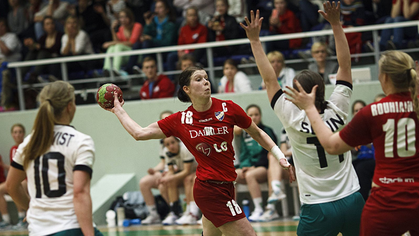 HIFK:n Linda Cainberg tähtää maalia.