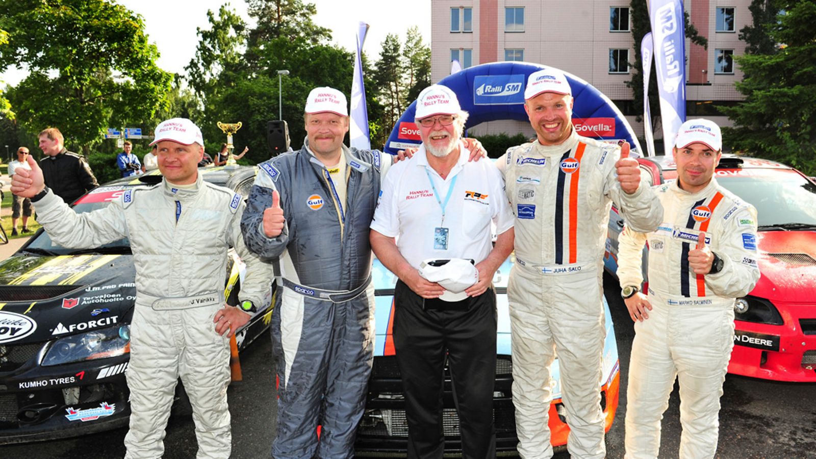 Kuljettajat ja kartanlukijat Jani Vainikka (vas.), Ari Vihavainen, Juha Salo ja Marko Salminen tiimipäällikkönsä Hannu Lehessaaren ympärillä