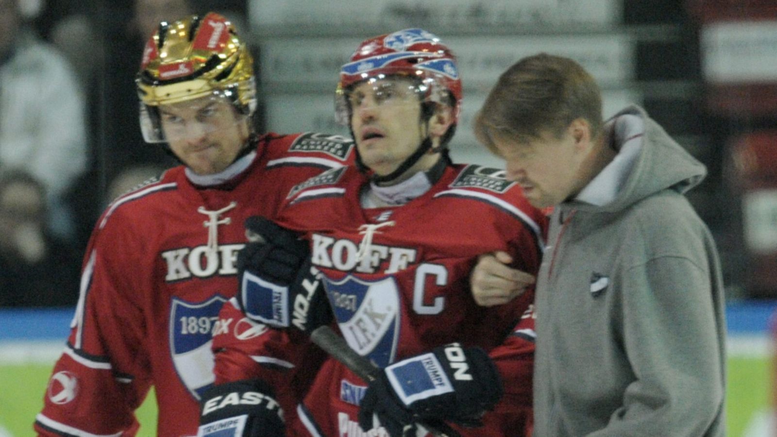 Ville Peltonen (kesk.) talutettiin jäältä lauantaina.