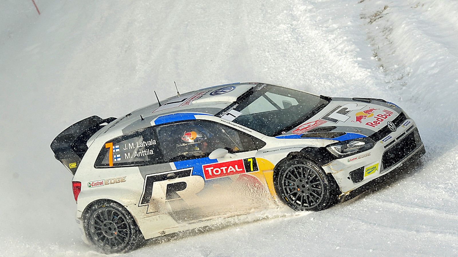 Jari-Matti Latvala kyydittää Polo WRC:tä.