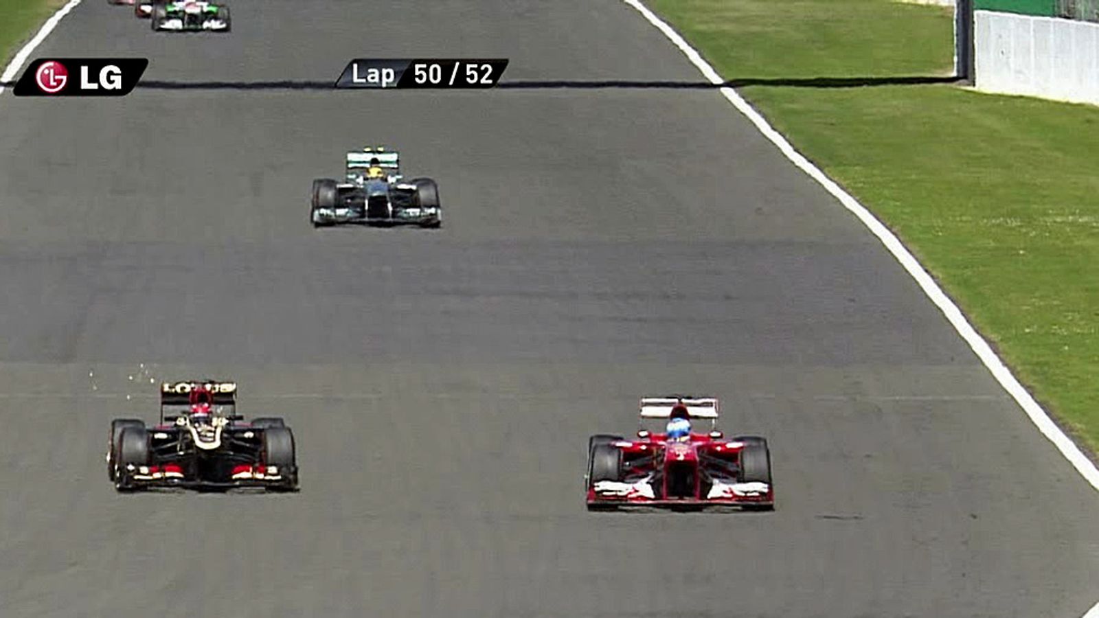 Alonso ohitti Räikkösen. Taustalla Hamilton.