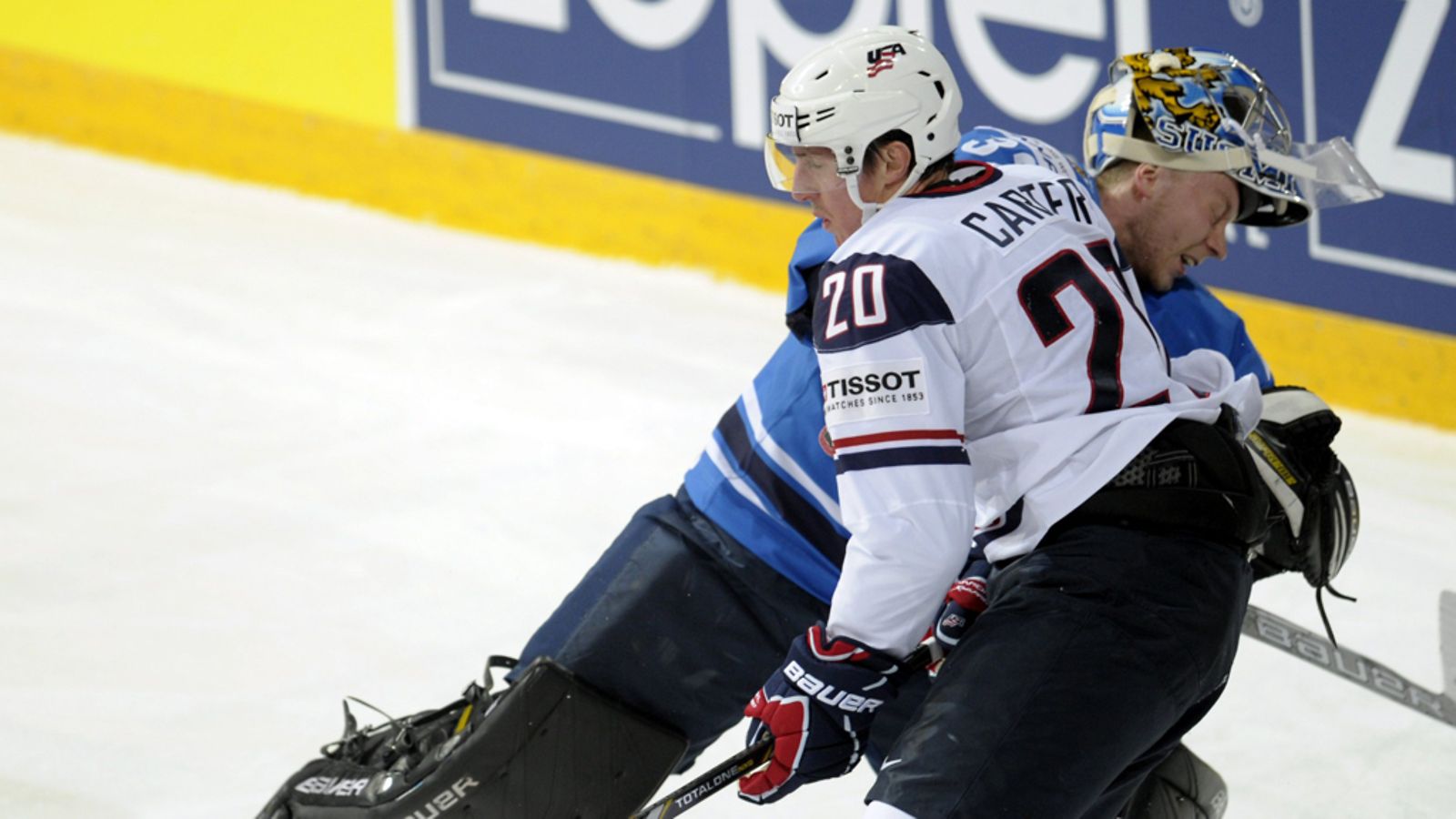 Ryan Carter taklasi Antti Raantaa