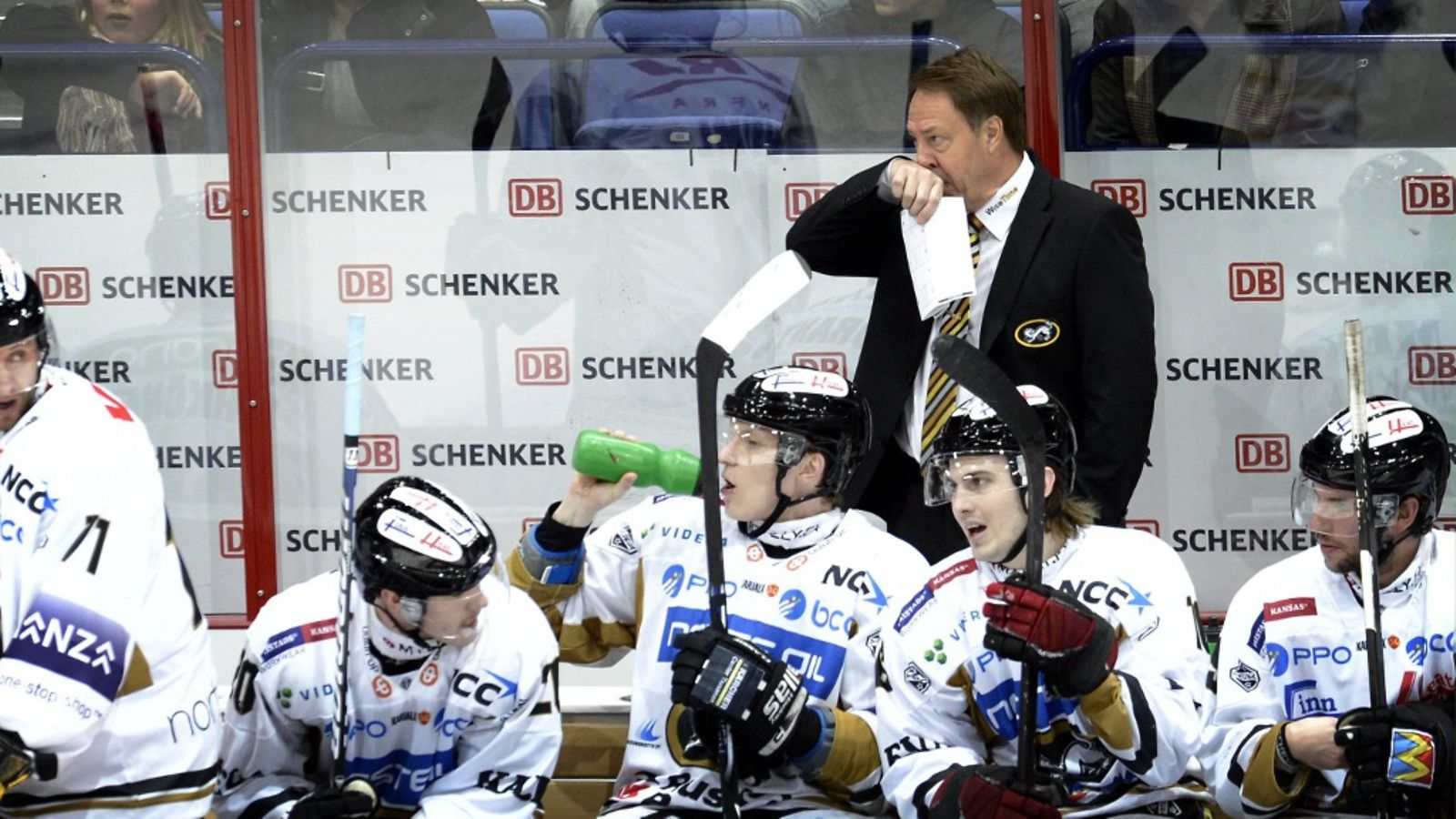 Kärppien päävalmentaja Hannu Aravirta hieroo nenäänsä vaihtoaitiossa jääkiekon SM-liigan ottelussa Jokerit vs Kärpät Helsingissä 20. marraskuuta 2012.
