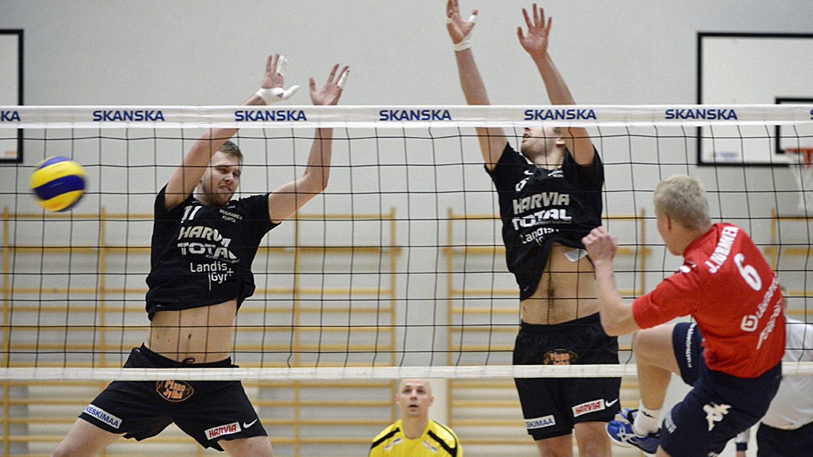 Muuramen Tuomo Ikonen (vas.) ja Atte Kyrölä eivät onnistu torjunnassa.
