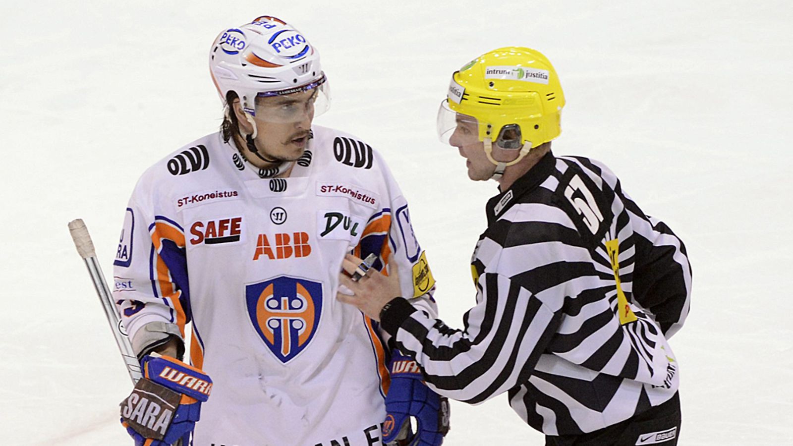 Niclas Luceniusta ohjataan kaukalosta.