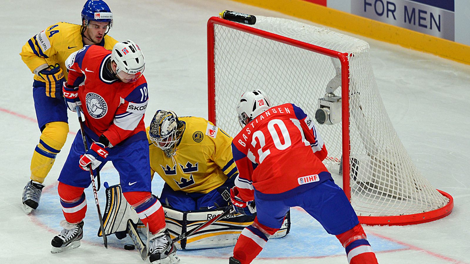 Jhonas Enroth torjui viime keväänäkin MM-kisoissa.