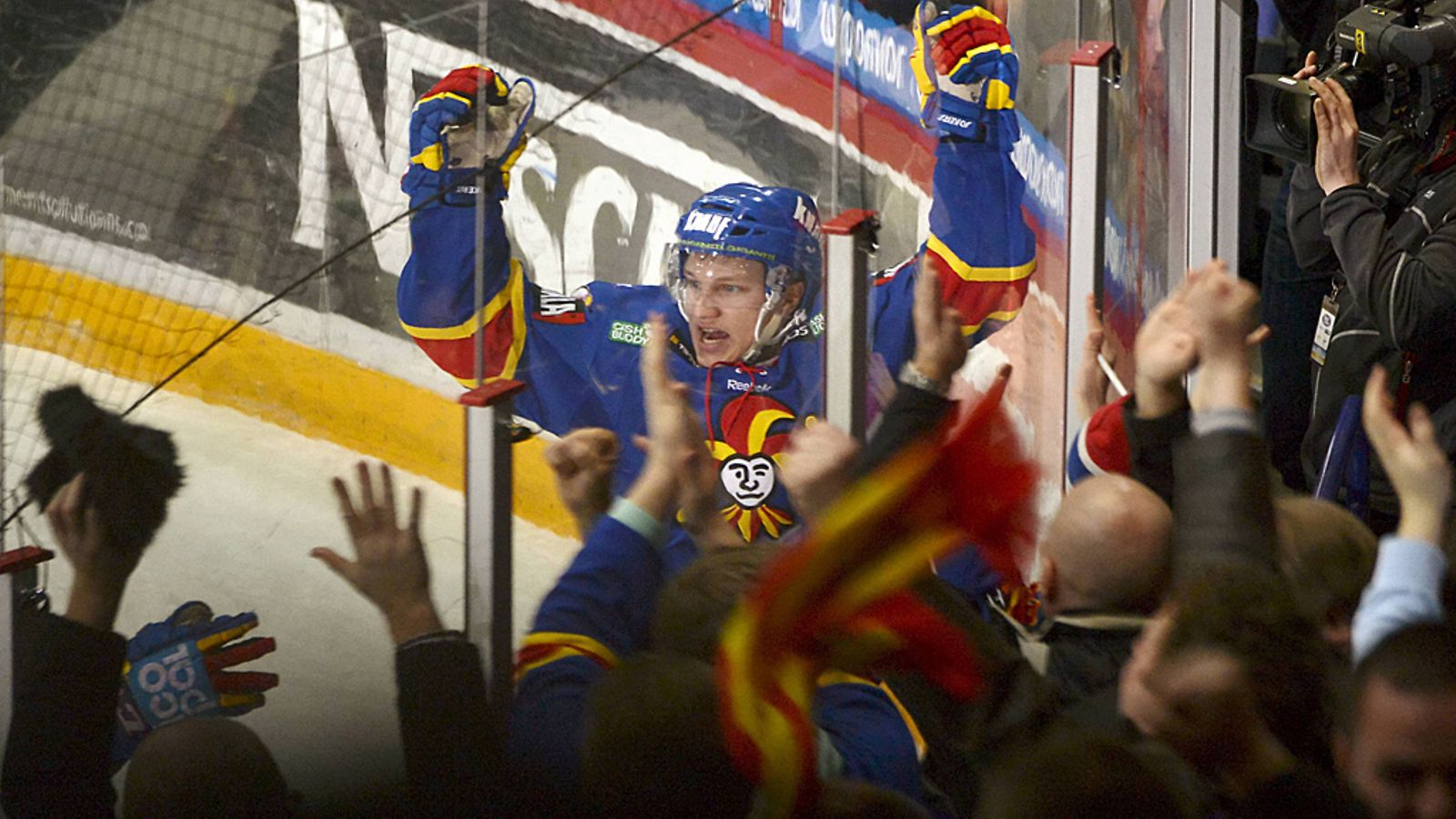 Teemu Pulkkinen juhlii maalia.
