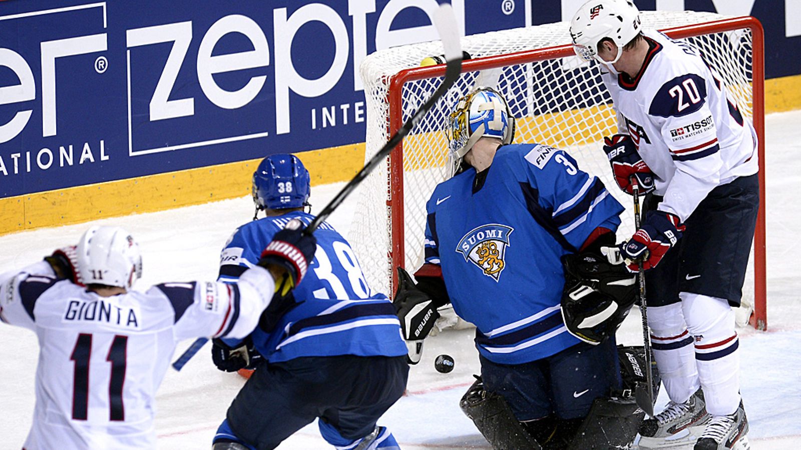 Antti Raanta katsoo taakseen Stephen Giontan tekemän 3-1-maalin jälkeen.