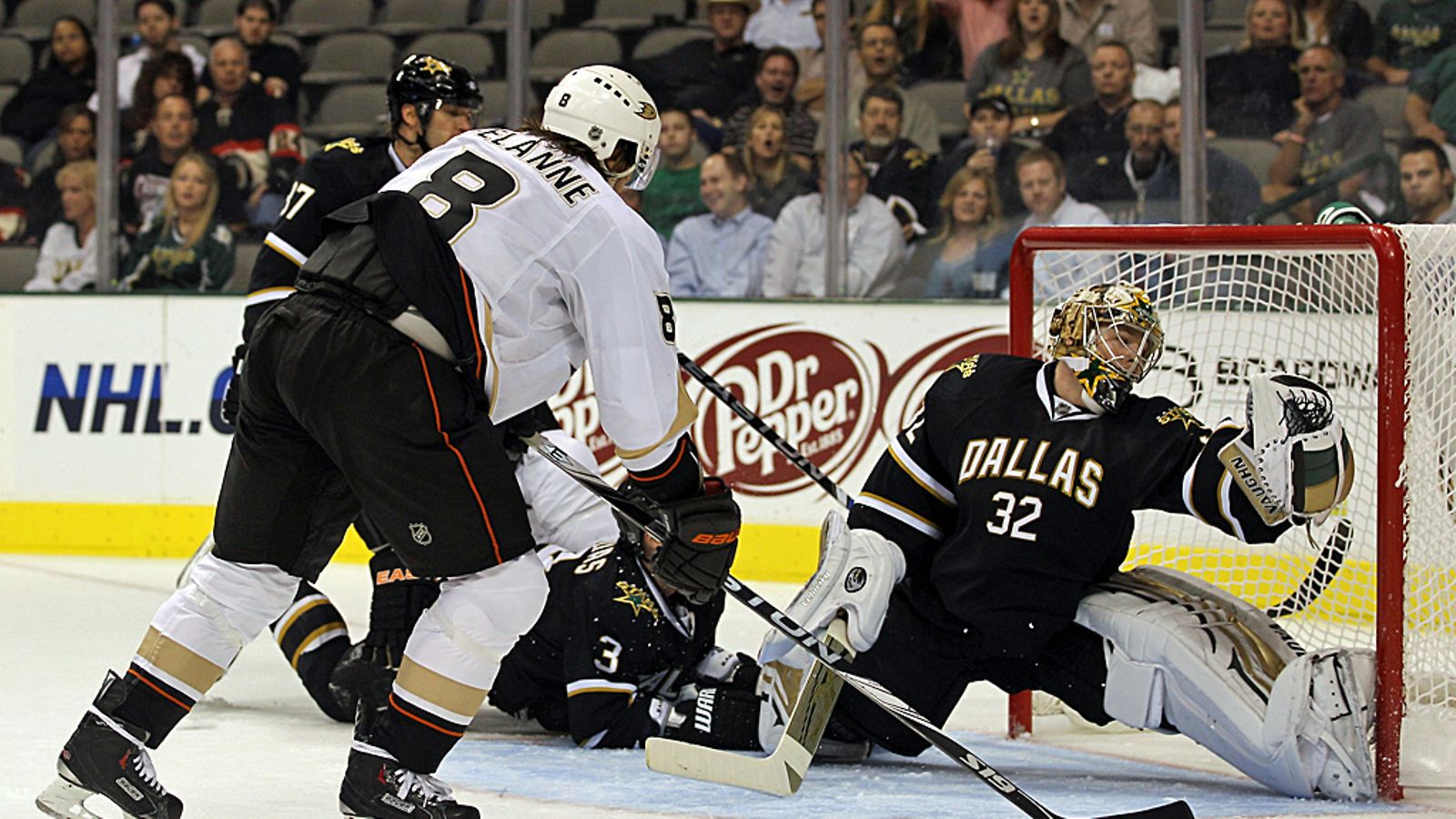 Anaheimin Temeu Selänne ja Dallasin Kari Lehtonen hamuavat pudotuspelipaikkaa.