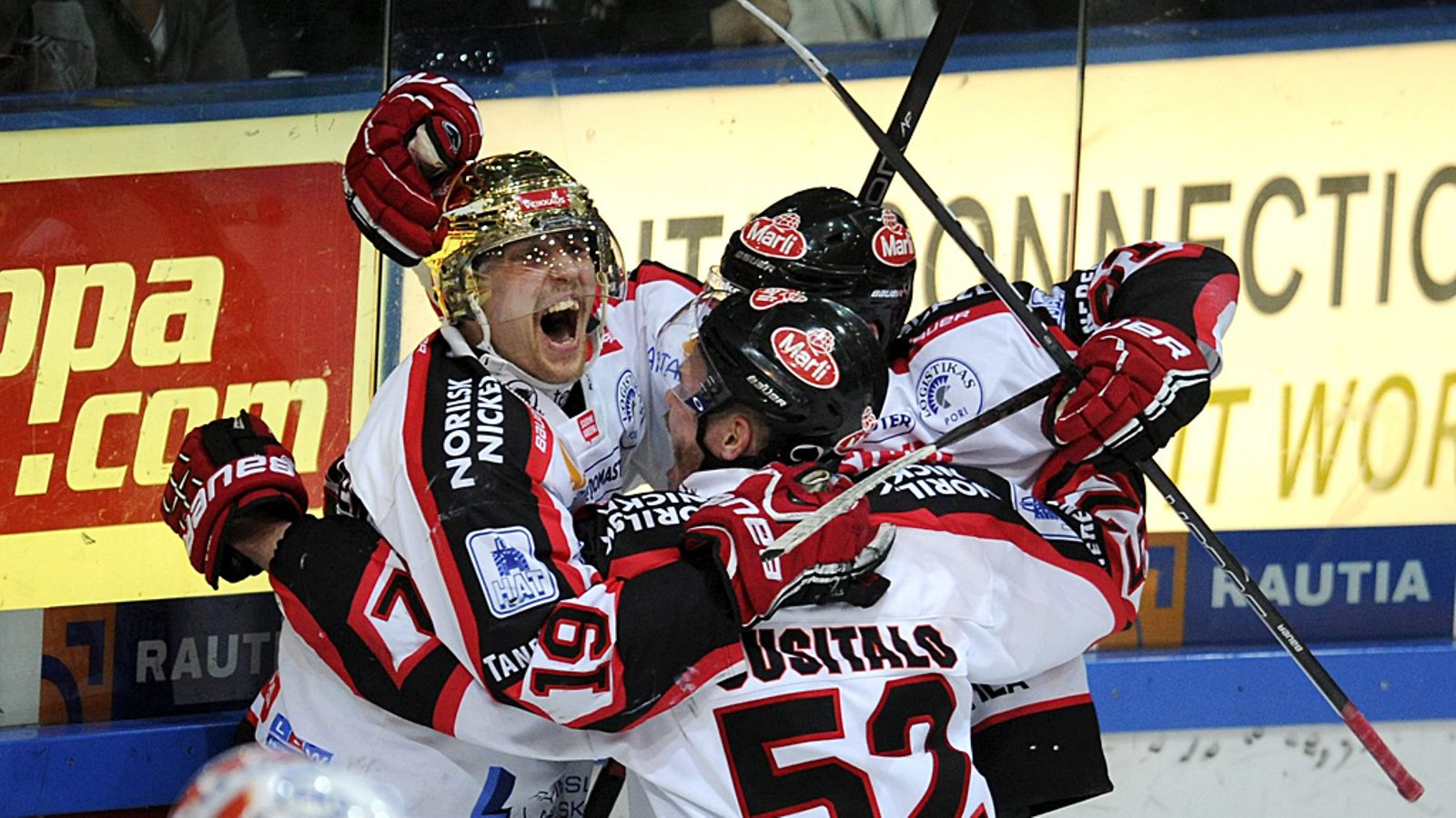 Ässät tuulettaa Veli-Matti Savinaisen 2-1-maalia.