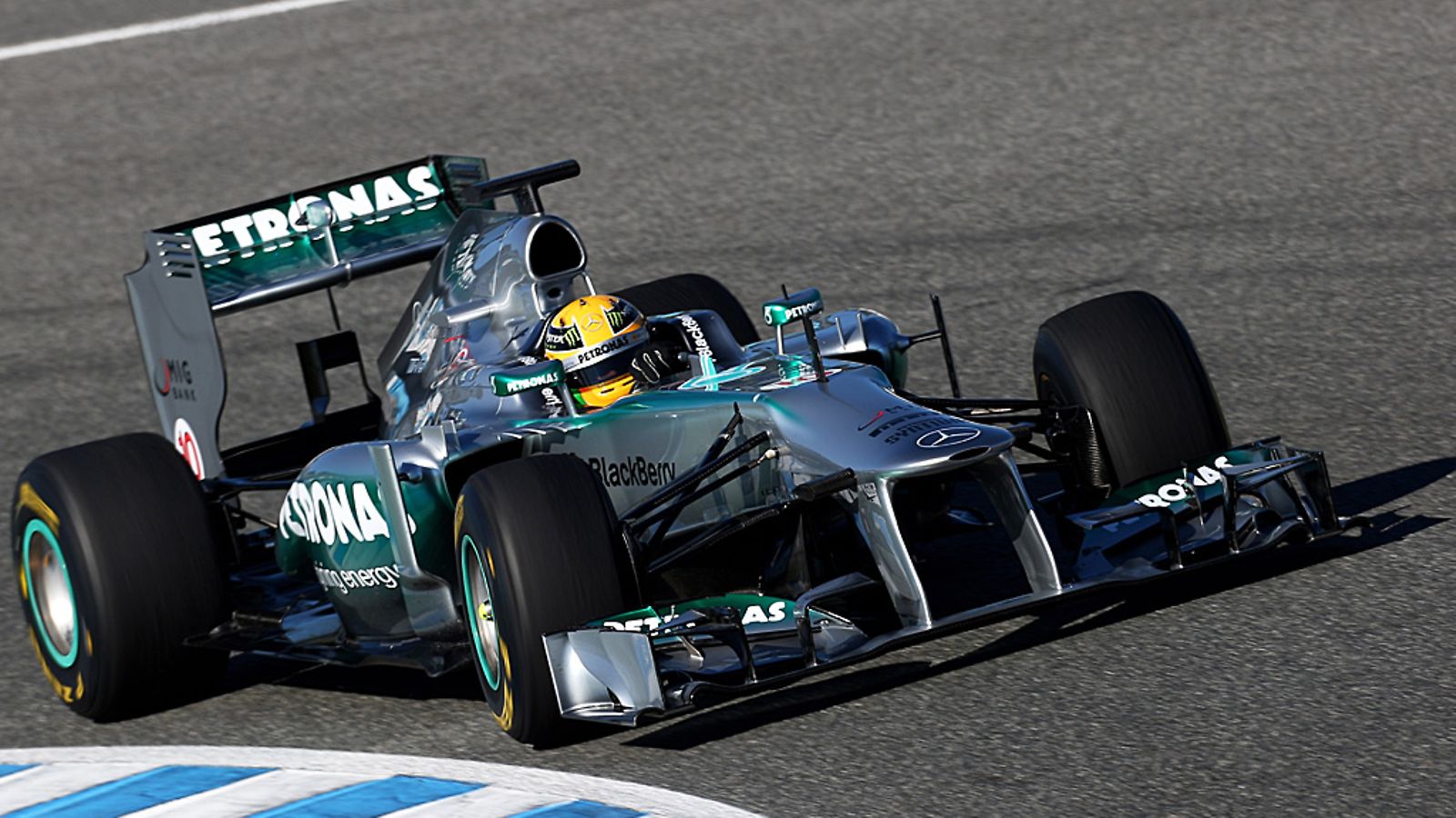 Lewis Hamilton Mercedeksen rattiin.