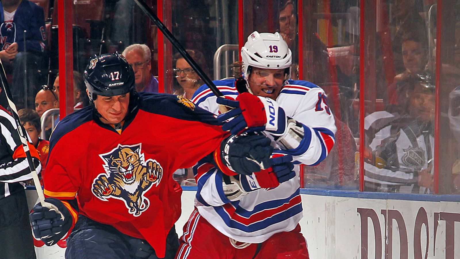 Brad Richards (oik.) taistelee Filip Kuban kanssa.