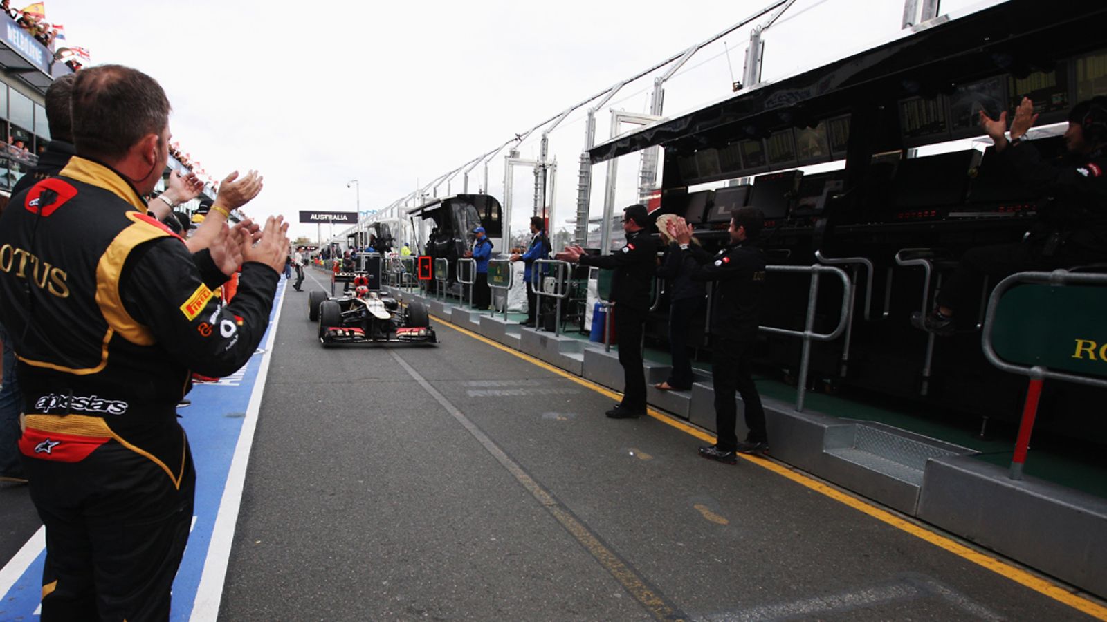 Räikkönen sai aplodit saavuttuaan varikolle