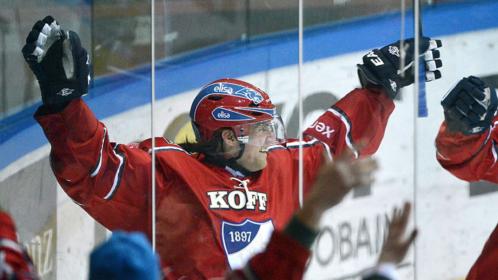 Joel Perrault johtaa HIFK:n ykkösnyrkkiä Ässiä vastaan.