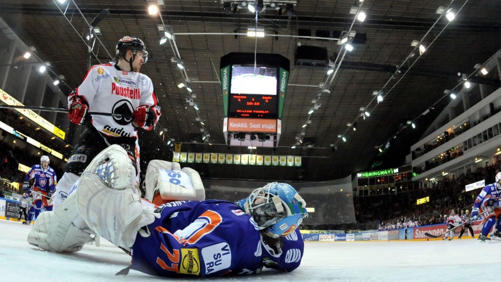 Tapparan maalivahti Juha Metsola maalikamerakuvassa SM-liigan 5. finaaliottelussa Tampereella 22. huhtikuuta 2013.