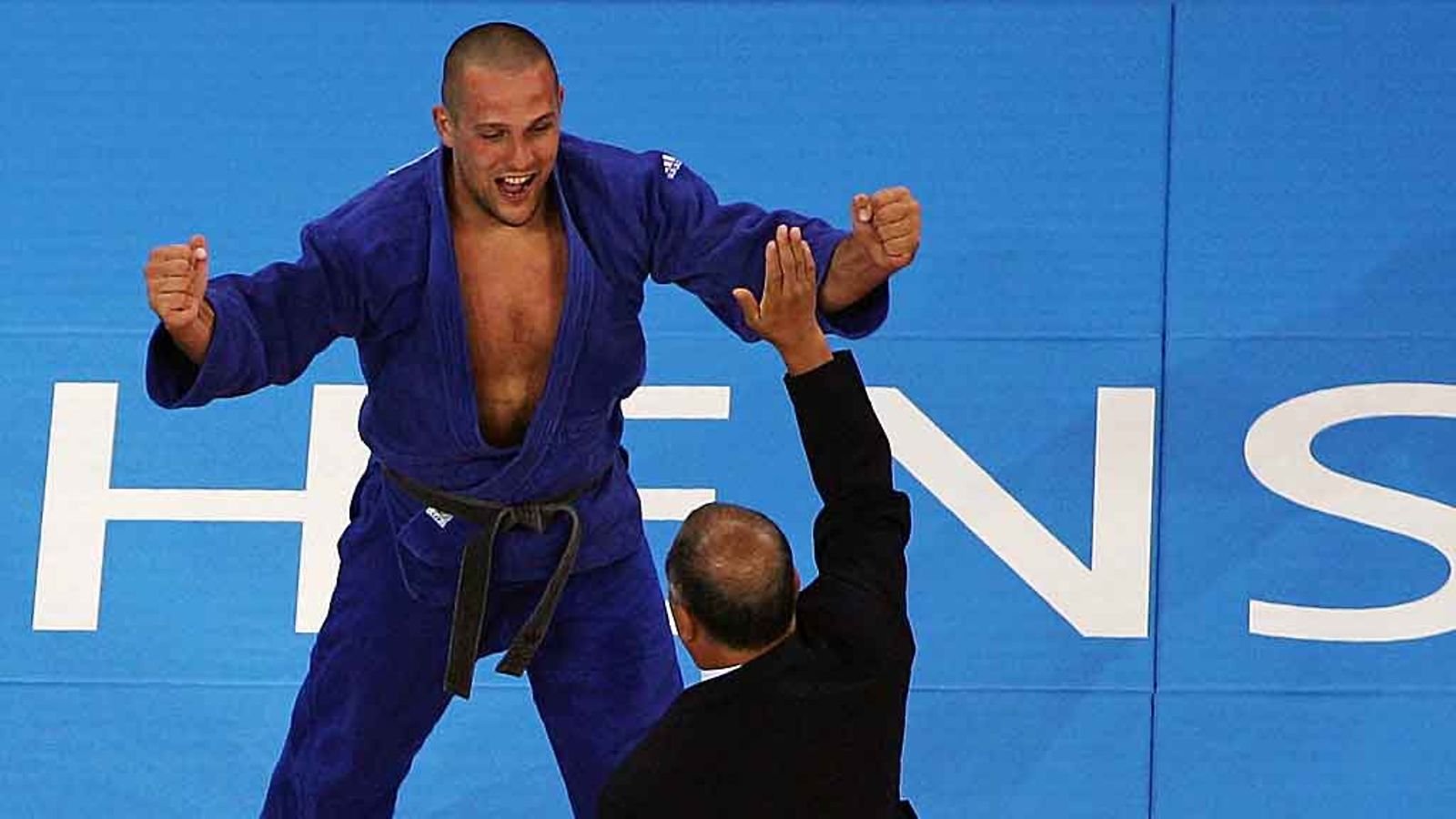 Indrek Pertelson juhlimassa 2004 olympiapronssia.