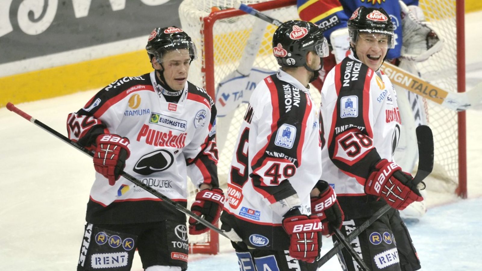 Ässien pelaajat Ville Uusitalo, Tuomas Pihlman ja Jyri Marttinen juhlivat maalia jääkiekon SM-liigan ottelussa Jokerit vs Ässät Helsingissä 13. marraskuuta 2012.