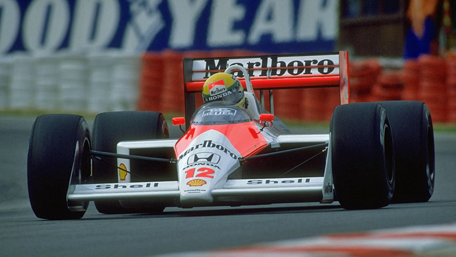 Ayrton Senna McLaren-Honda-autossa vuonna 1988.