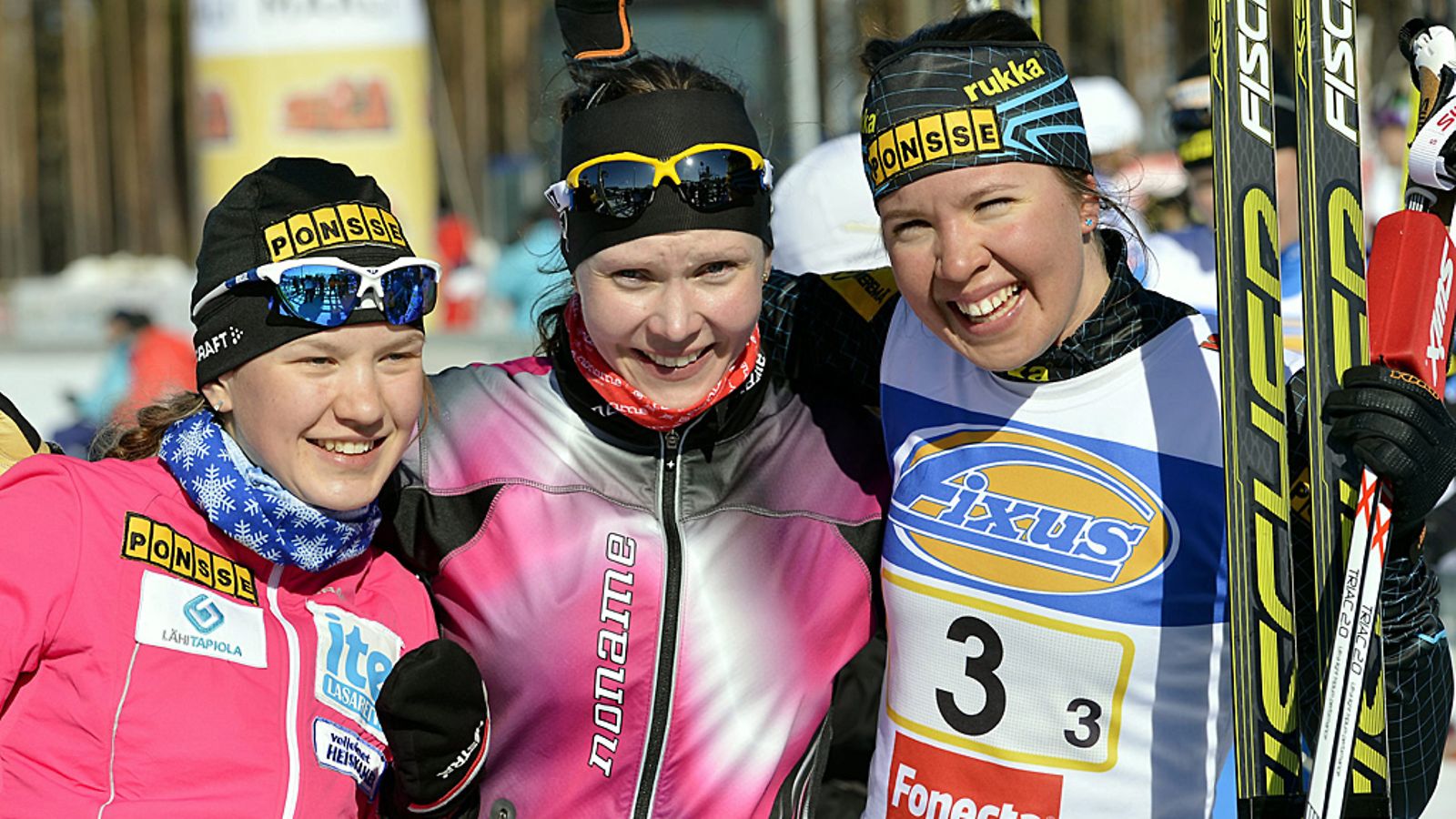 Vieremän koitti juhli SM-kultaa joukkueella Marjaana Pitkänen (vas.), Eveliina Randelin ja Kerttu Niskanen.