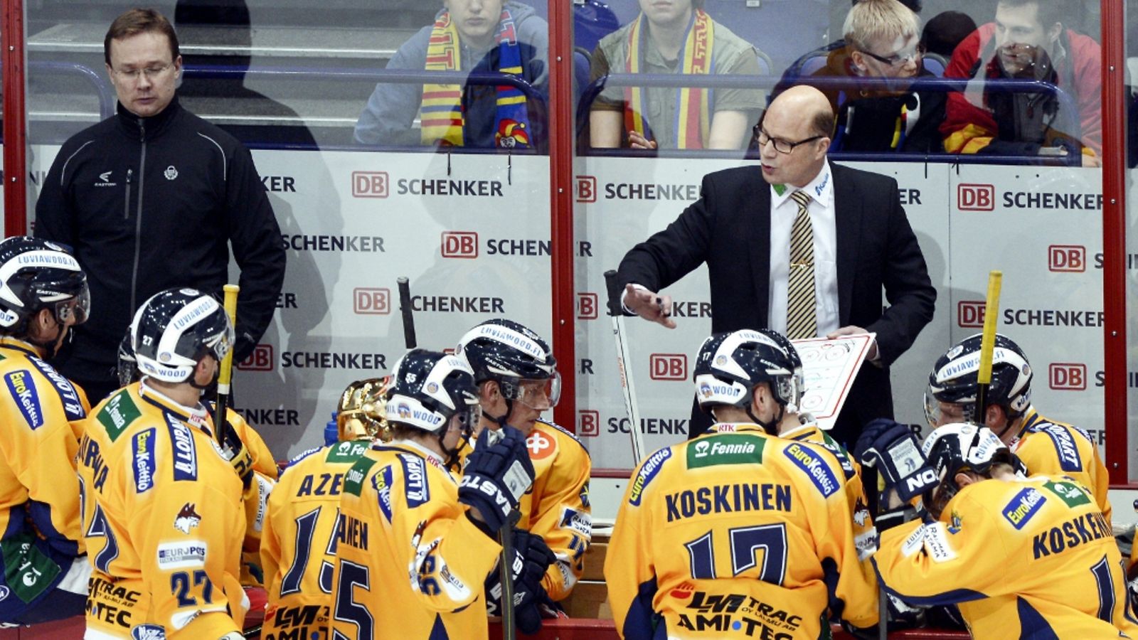 Lukon päävalmentaja Risto Dufva (kesk.) ohjeistaa pelaajiaan jääkiekon SM-liigan ottelussa Jokerit - Lukko Helsingissä 5. maaliskuuta 2013.