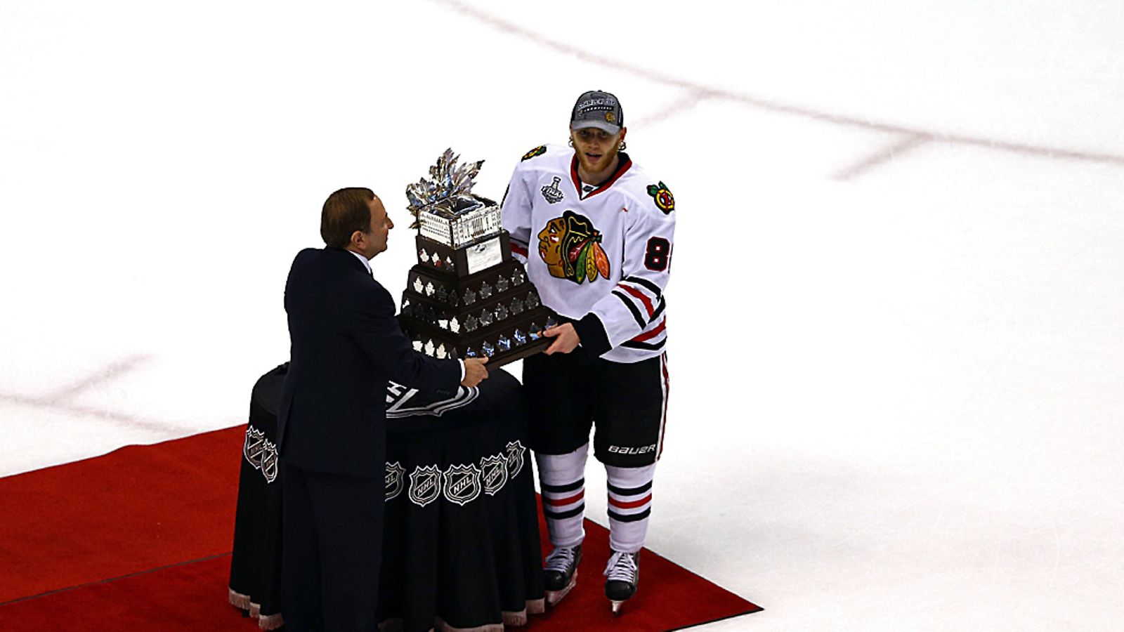 Patrick Kane sai Conn Smythe Trophyn NHL-komissaari Gary Bettmanilta.