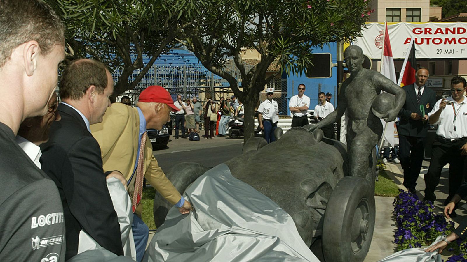Niki Lauda paljasti Juan Manuel Fangion patsaan Monte Carlossa vuonna 2003.