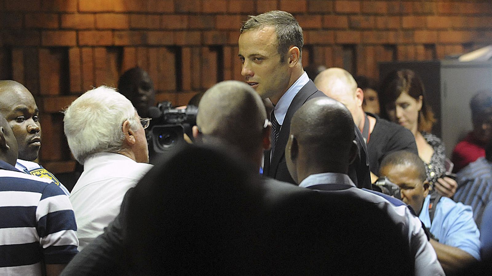 Pikajuoksija Oscar Pistoriusta syytetään naisystävänsä murhasta.